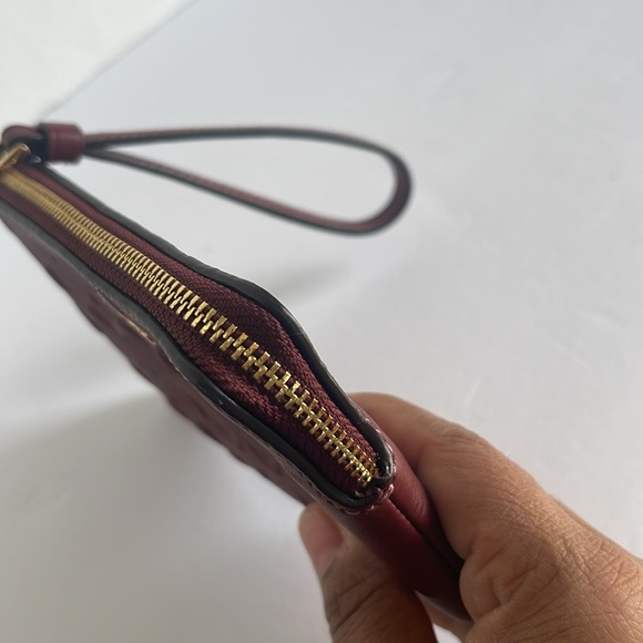 Coach corner zippered leather wristlet with embroidered signature - Picture 16 of 16